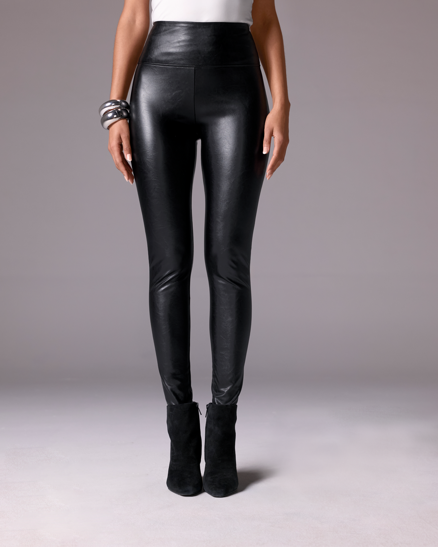 Pull fashion on leather pants