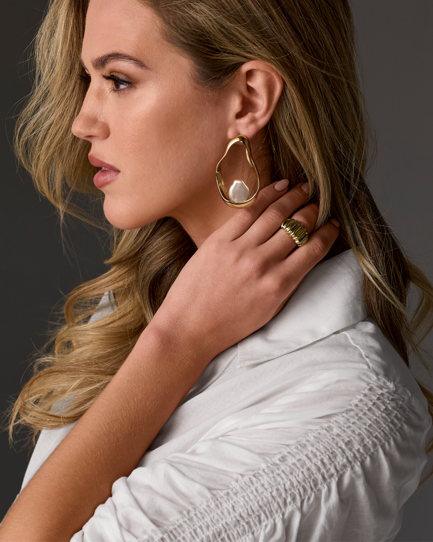 Modern Shaped Pearl Earring Gold
